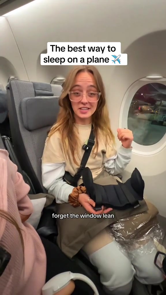 How to use Skyluum pillow on an airplane